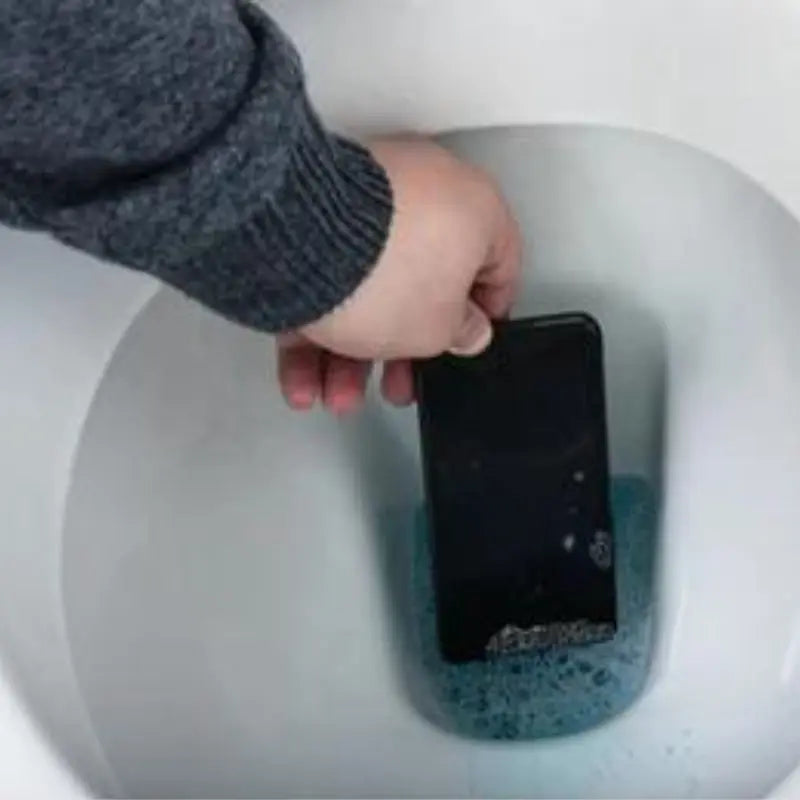 Ramasser le téléphone tombé dans les toilettes