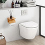 Toilettes avec un porte papier toilette en bois