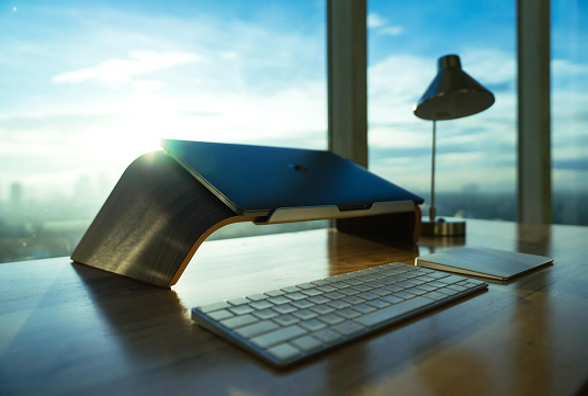 5 façons d'améliorer votre posture lorsque vous travaillez avec un ordinateur portable
