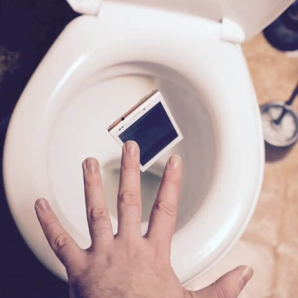 Le téléphone plonge dans les toilettes