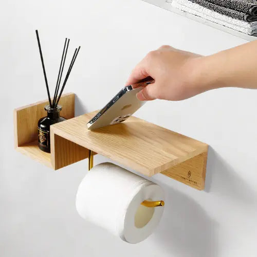 Quelqu'un pose son téléphone sur le porte papier toilette CRAFT KITTIES