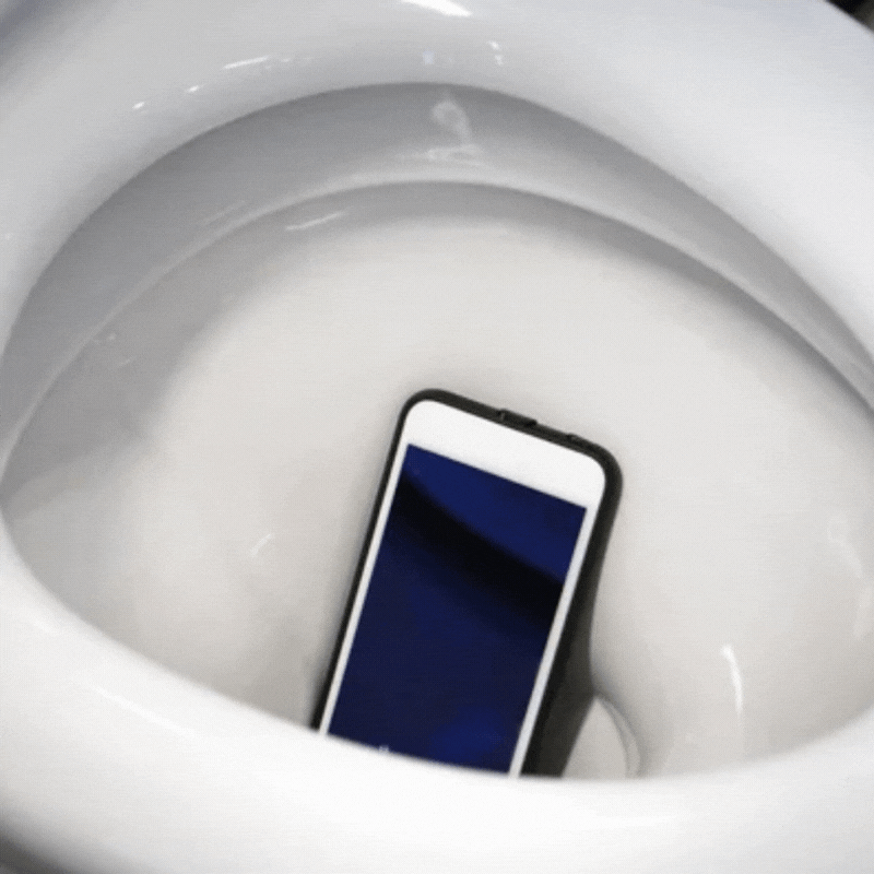 Plusieurs téléphone tombé dans la cuvette des toilettes